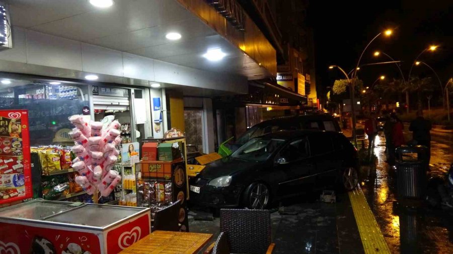 Kaza Yapan Araçlar İş Yerine Girdi, Kaldırımdaki Vatandaş Ölümden Döndü: 5 Yaralı