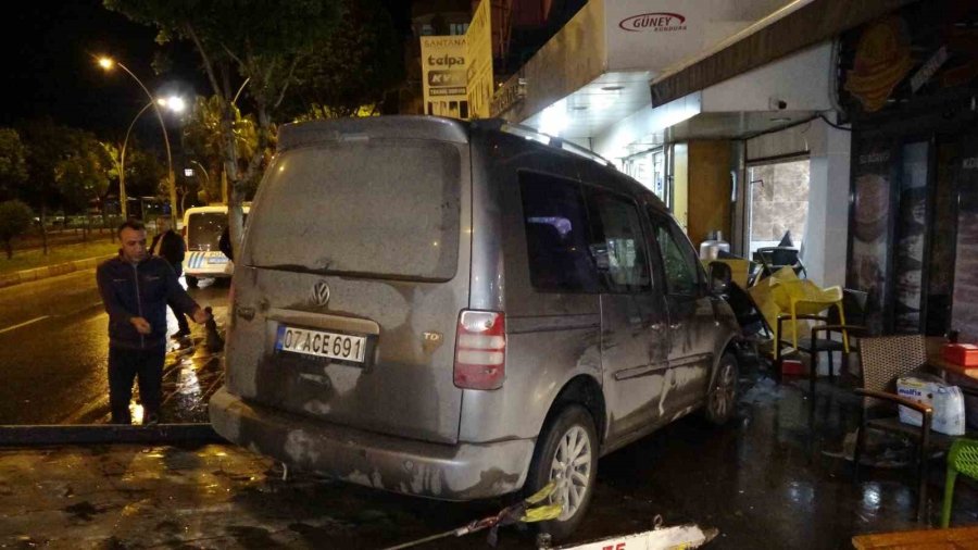 Kaza Yapan Araçlar İş Yerine Girdi, Kaldırımdaki Vatandaş Ölümden Döndü: 5 Yaralı