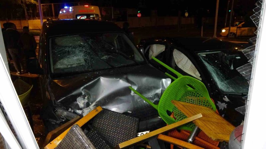 Kaza Yapan Araçlar İş Yerine Girdi, Kaldırımdaki Vatandaş Ölümden Döndü: 5 Yaralı