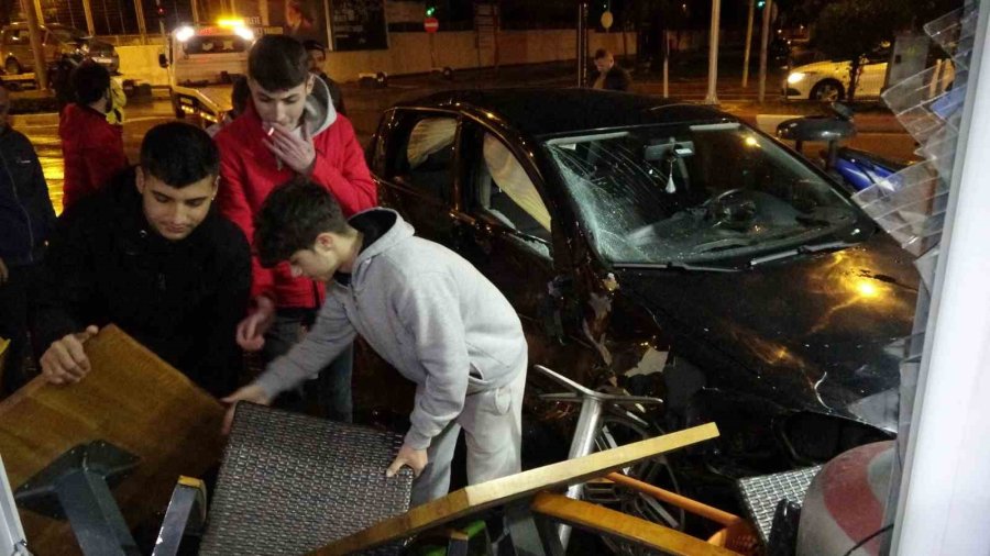 Kaza Yapan Araçlar İş Yerine Girdi, Kaldırımdaki Vatandaş Ölümden Döndü: 5 Yaralı