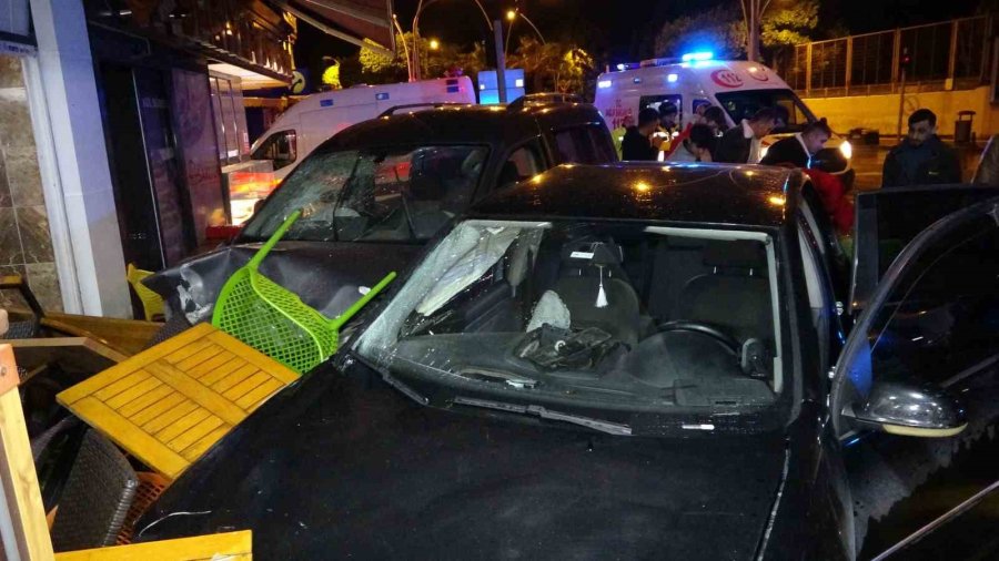 Kaza Yapan Araçlar İş Yerine Girdi, Kaldırımdaki Vatandaş Ölümden Döndü: 5 Yaralı