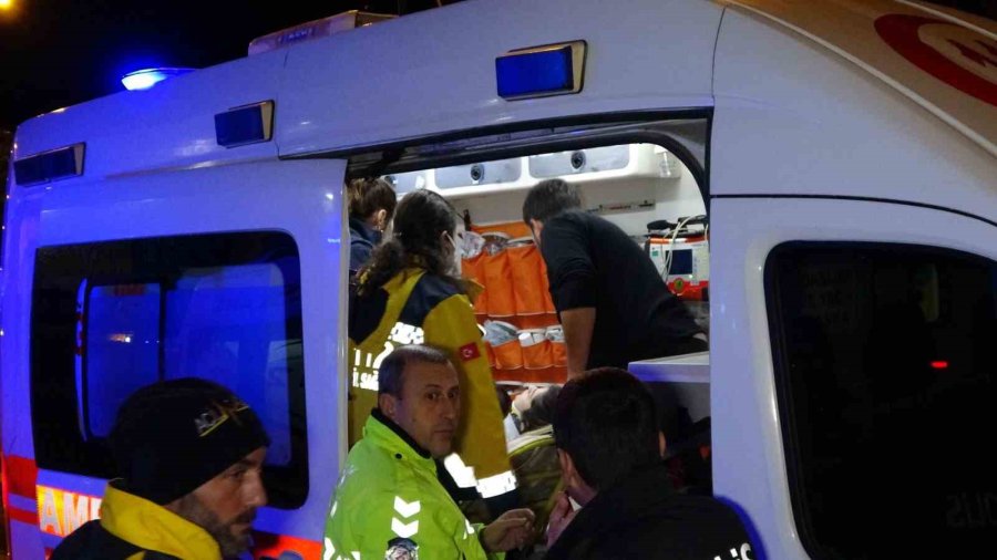 Kaza Yapan Araçlar İş Yerine Girdi, Kaldırımdaki Vatandaş Ölümden Döndü: 5 Yaralı