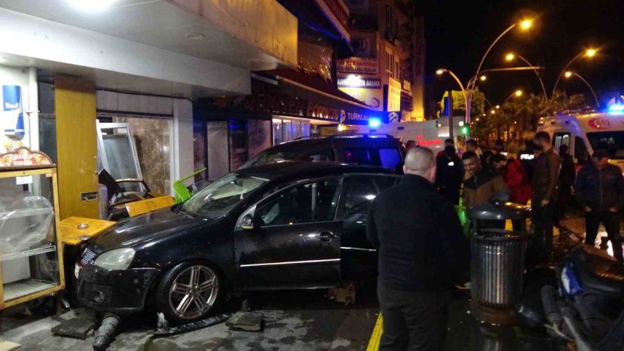 Kaza Yapan Araçlar İş Yerine Girdi, Kaldırımdaki Vatandaş Ölümden Döndü: 5 Yaralı
