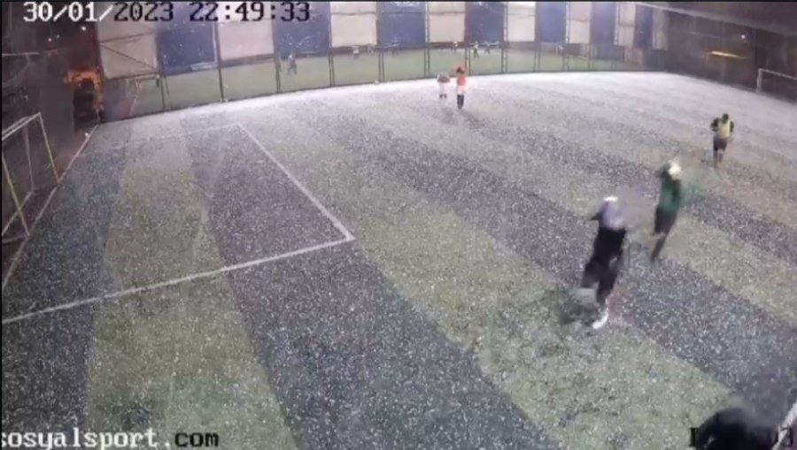 Doluya Halı Sahada Yakalandılar, Kaçacak Yer Aradılar