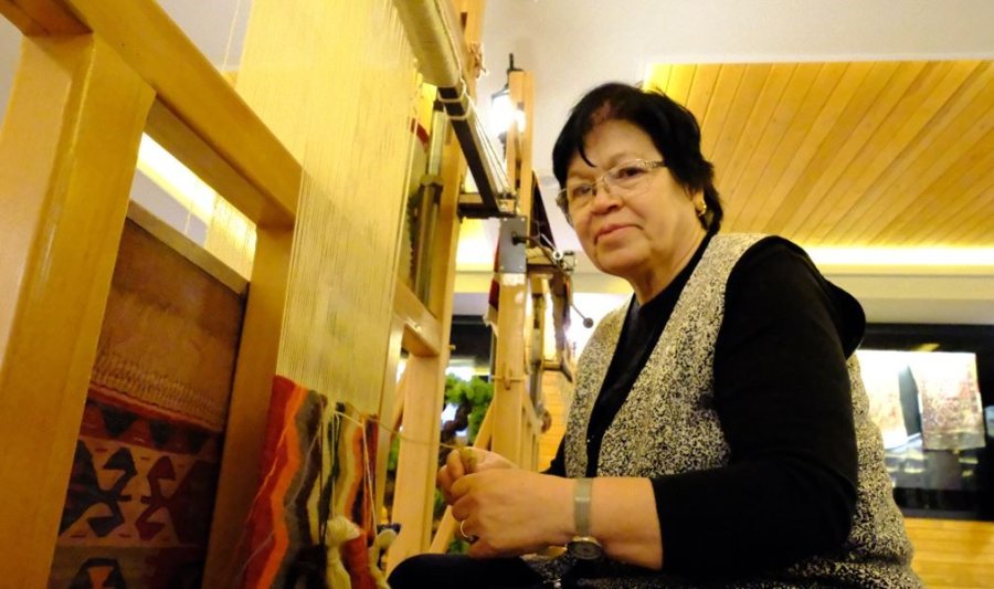 Nenelerinden Kalan Tekniklerle Kilim Dokuyorlar