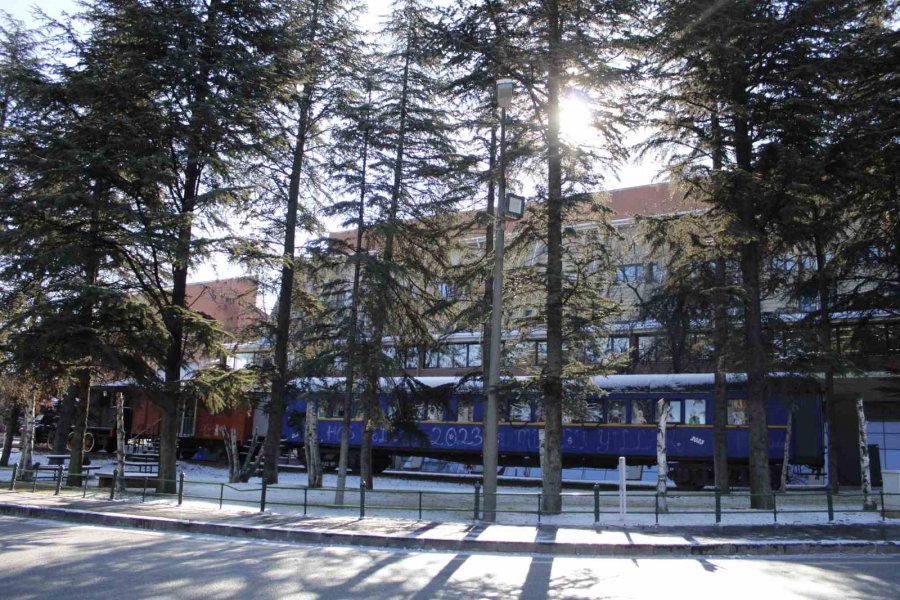 Anadolu Üniversitesi Beyaza Büründü