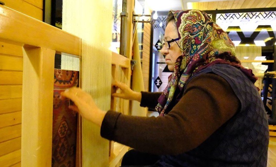 Nenelerinden Kalan Tekniklerle Kilim Dokuyorlar