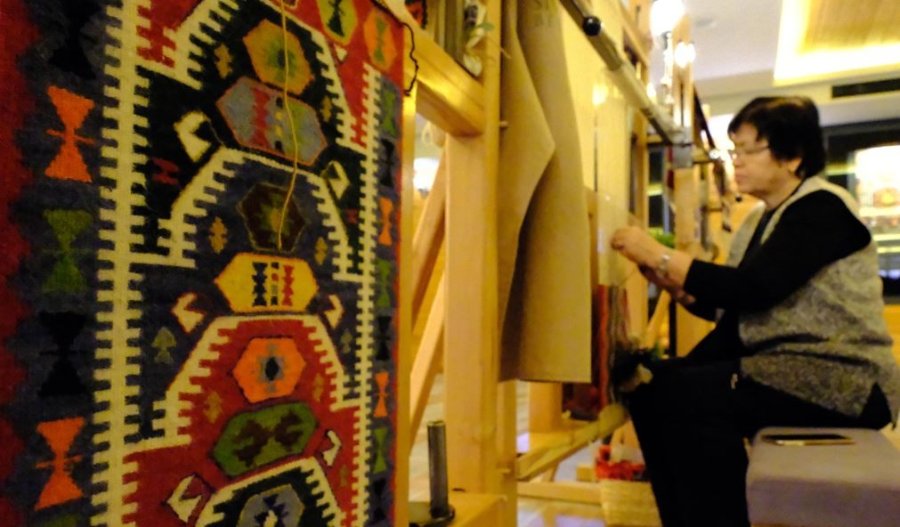 Nenelerinden Kalan Tekniklerle Kilim Dokuyorlar