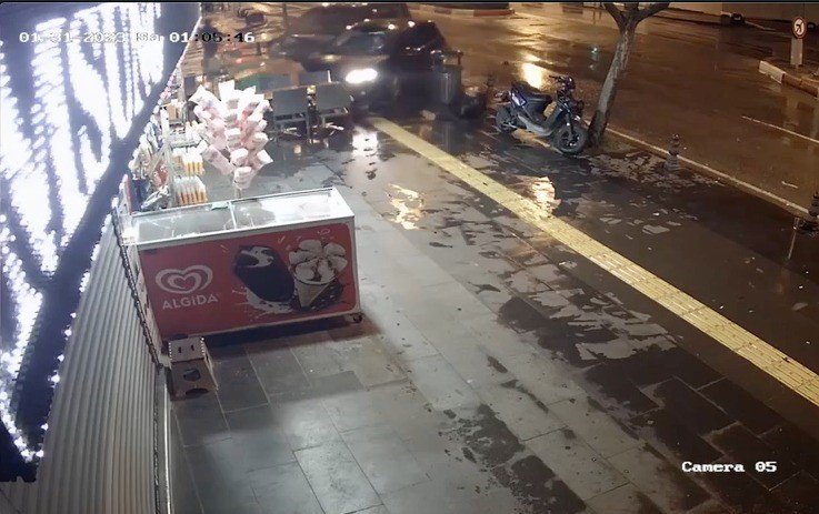 Kaza Yapan Araçlar İş Yerine Girdi, Kaldırımdaki Vatandaş Ölümden Döndü: 5 Yaralı