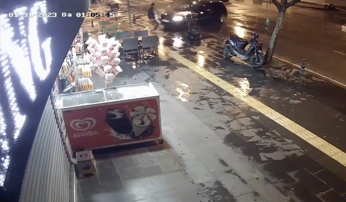 Kaza Yapan Araçlar İş Yerine Girdi, Kaldırımdaki Vatandaş Ölümden Döndü: 5 Yaralı