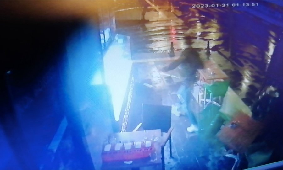 Kaza Yapan Araçlar İş Yerine Girdi, Kaldırımdaki Vatandaş Ölümden Döndü: 5 Yaralı