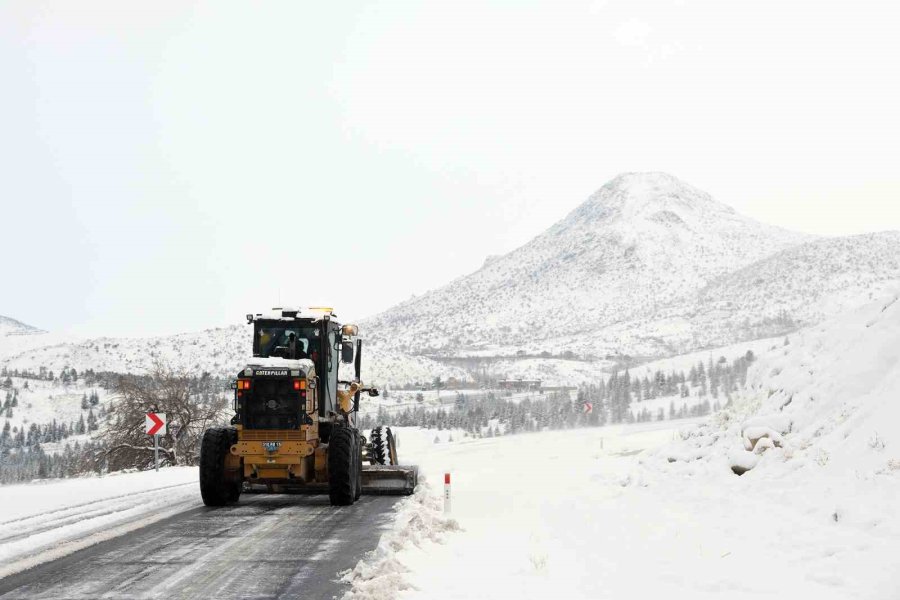 Konya Büyükşehir 31 İlçede Kar Ve Buzlanmaya Karşı Görev Başında