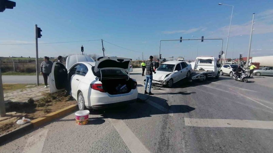 Kırmızı Işık İhlali Yapan Sürücü, Otomobile Yandan Çarptı: 3 Yaralı