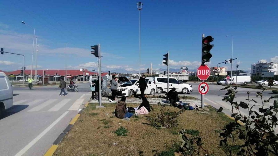 Kırmızı Işık İhlali Yapan Sürücü, Otomobile Yandan Çarptı: 3 Yaralı