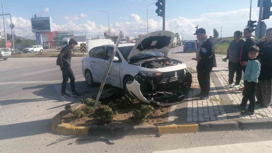Kırmızı Işık İhlali Yapan Sürücü, Otomobile Yandan Çarptı: 3 Yaralı