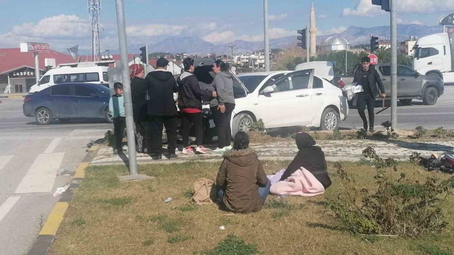 Kırmızı Işık İhlali Yapan Sürücü, Otomobile Yandan Çarptı: 3 Yaralı