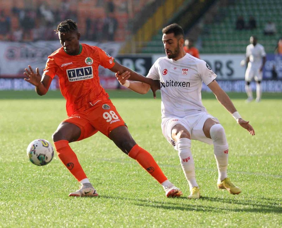 Spor Toto Süper Lig: Corendon Alanyaspor: 0 - Dg Sivasspor: 2 (ilk Yarı)