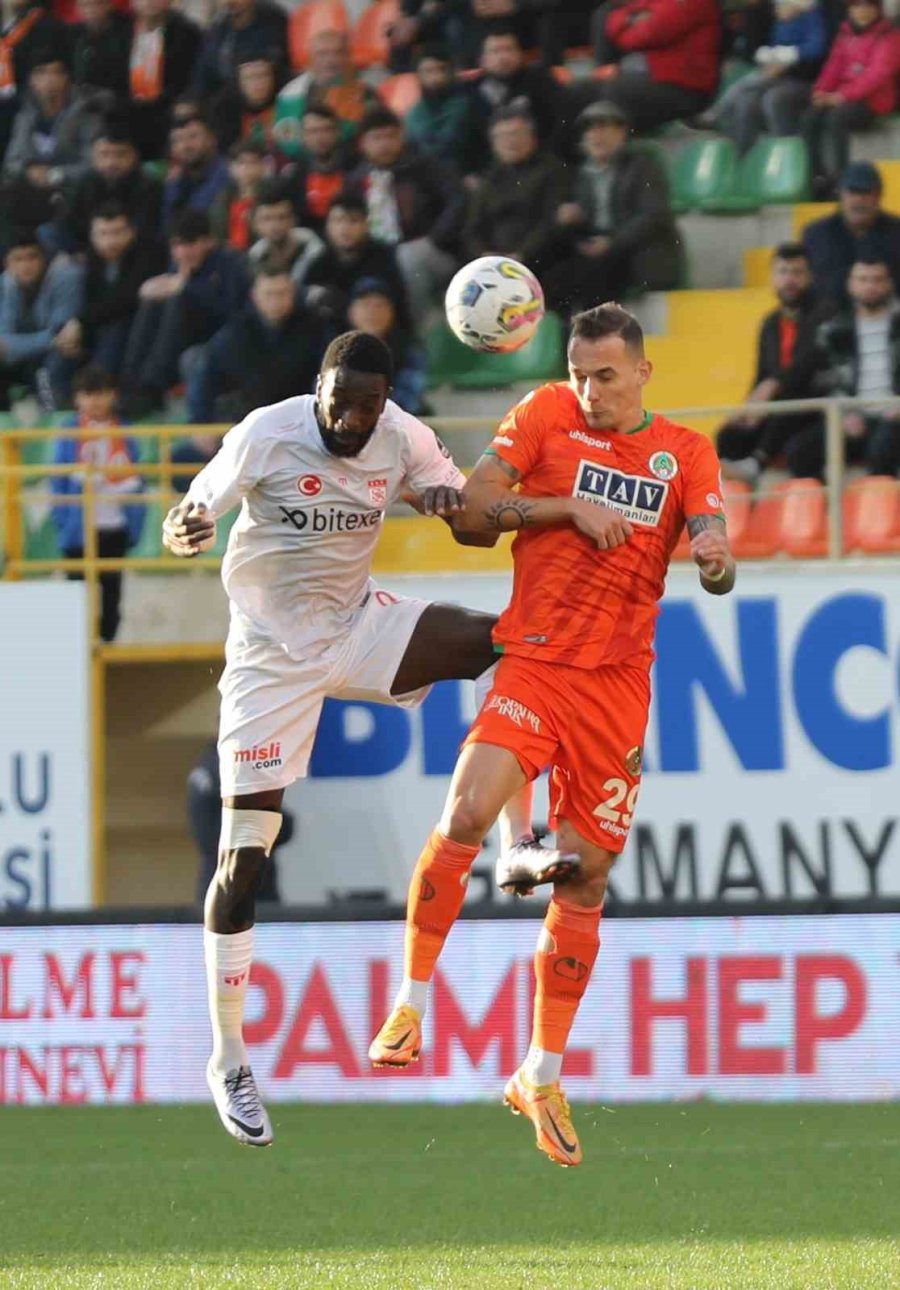 Spor Toto Süper Lig: Corendon Alanyaspor: 0 - Dg Sivasspor: 2 (ilk Yarı)