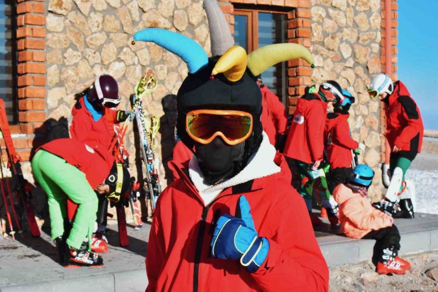 Erciyes Kayak Okulu’nda 7’den 70’e Herkes Kayak Öğreniyor