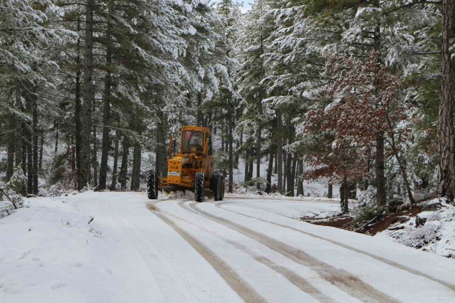 Antalya Büyükşehir Belediyesi Ekiplerinin Kar Mesaisi