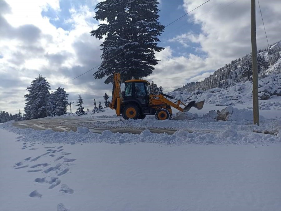 Antalya Büyükşehir Belediyesi Ekiplerinin Kar Mesaisi