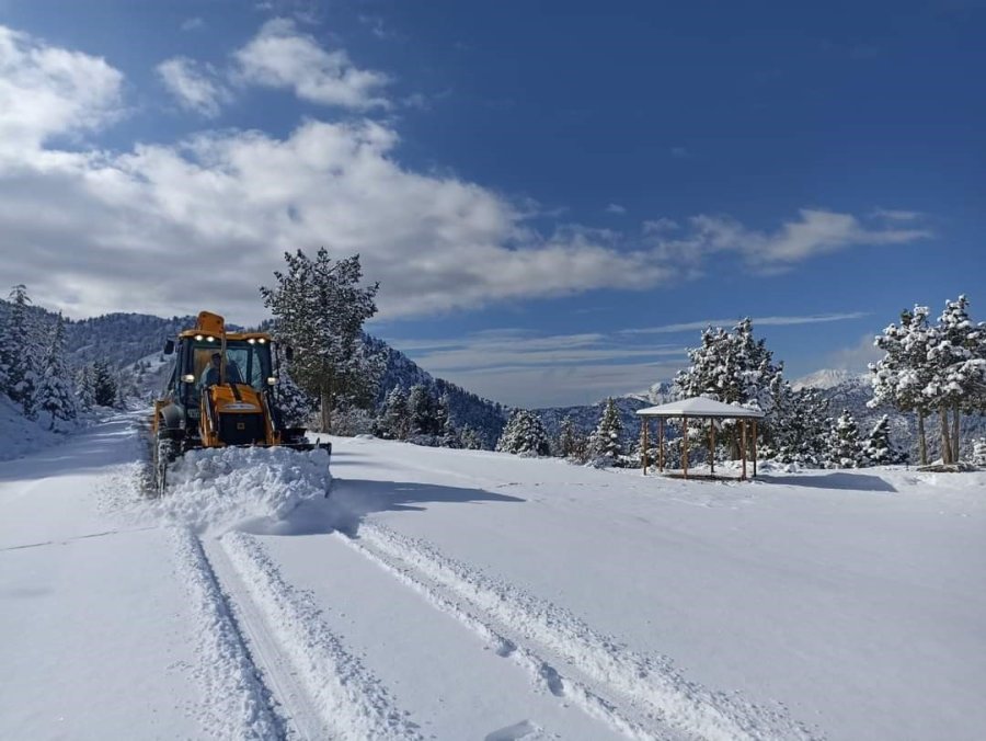 Antalya Büyükşehir Belediyesi Ekiplerinin Kar Mesaisi