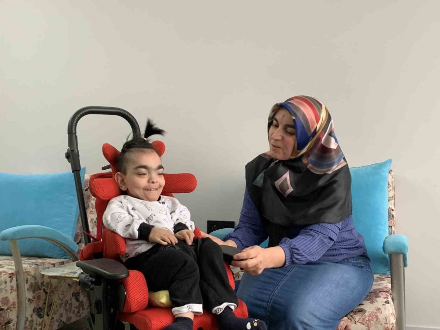 Hasta Oğlu İçin Diktiği Özel Kıyafetler Ona İş Kapısı Oldu