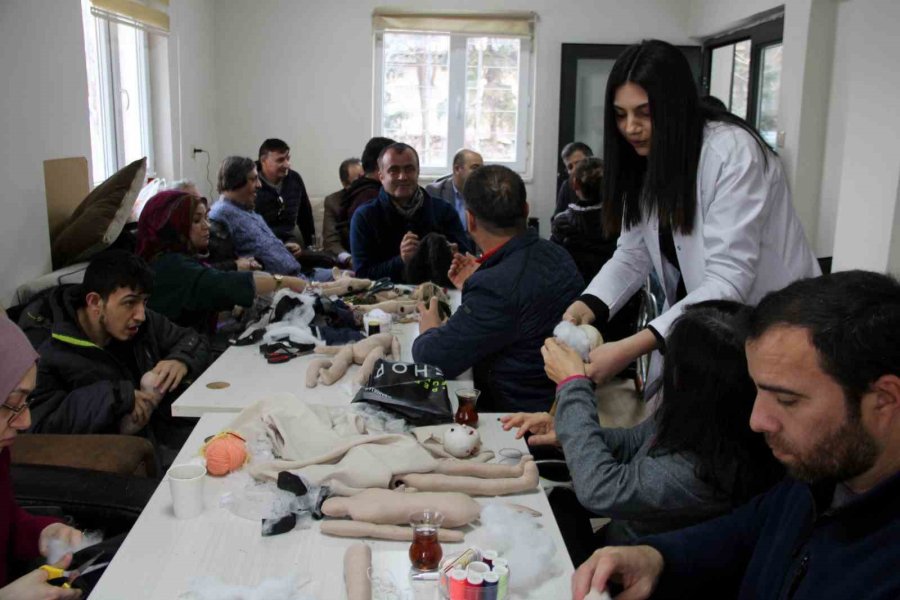 Engelleri Aştılar, Peluş Bebek Üretiyorlar