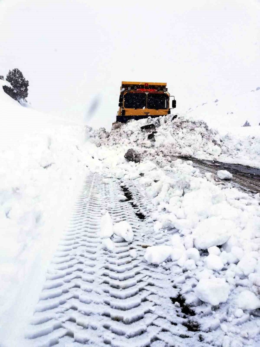 Kayseri’de Yoğun Kardan Dolayı Ulaşıma Kapanan 208 Mahalle Yolu Açıldı