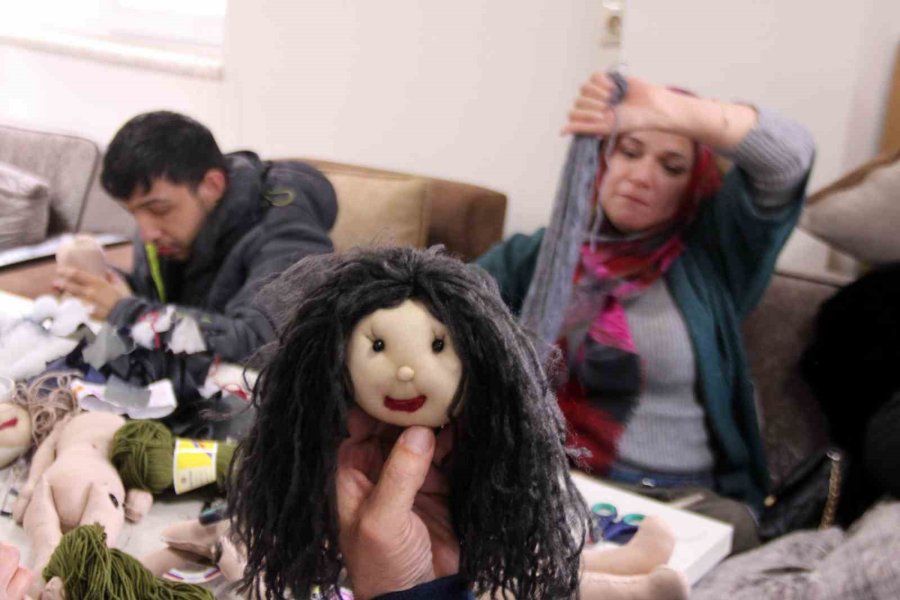 Engelleri Aştılar, Peluş Bebek Üretiyorlar