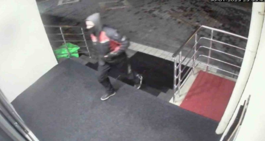 Motosikletli Kurye Kılığında Geldiler, Yangın Vanalarını Çaldılar