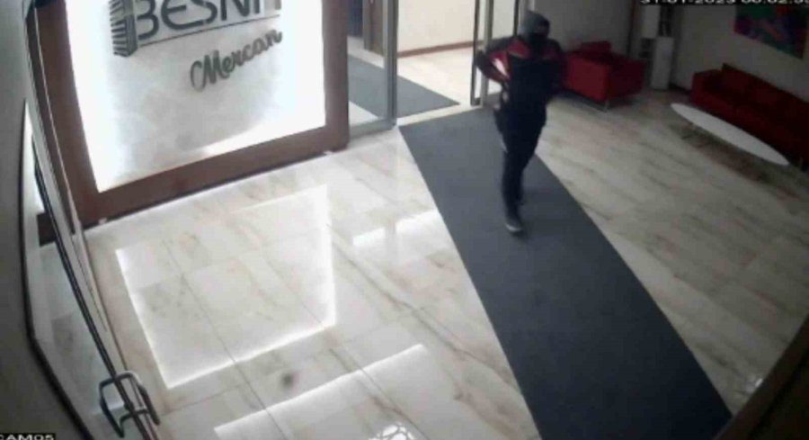 Motosikletli Kurye Kılığında Geldiler, Yangın Vanalarını Çaldılar