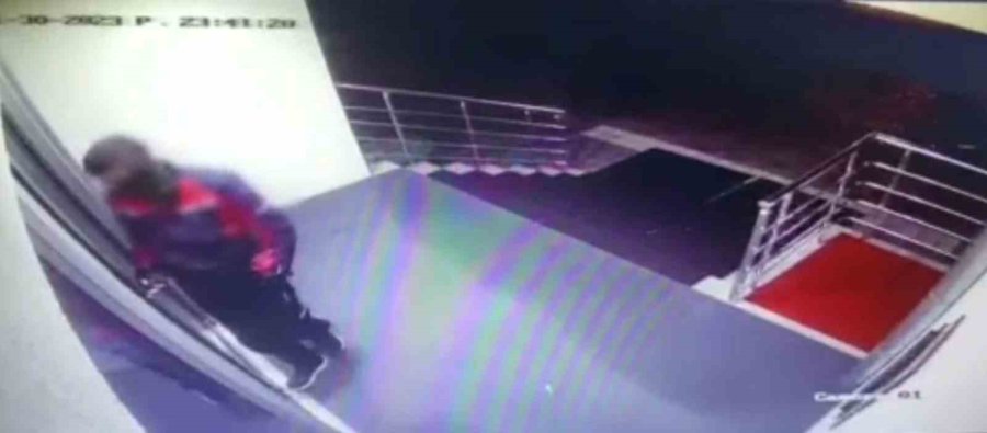 Motosikletli Kurye Kılığında Geldiler, Yangın Vanalarını Çaldılar