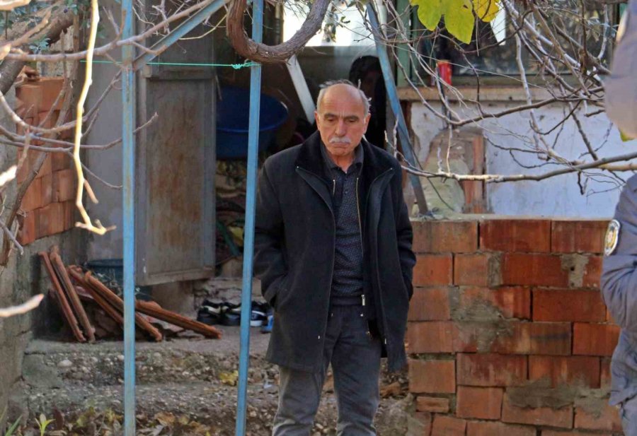 Kendini Odaya Kilitledi, Dışarı Çıkmak İçin Muhtardan "seçim Sandığı" İstedi