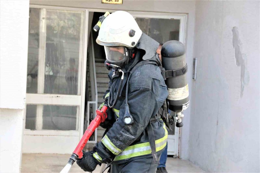 Önce Odunlukta Çıkan Yangını Söndürdü, Sonra Çocuklara Eğitim Verdi