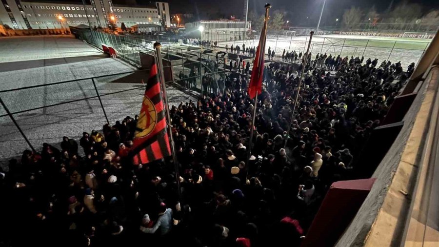 Transfer Yasağını Kaldıran Eskişehirspor Tesisleri Bayram Yeri Oldu