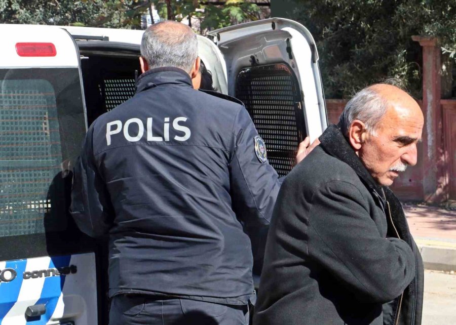 Kendini Odaya Kilitledi, Dışarı Çıkmak İçin Muhtardan "seçim Sandığı" İstedi