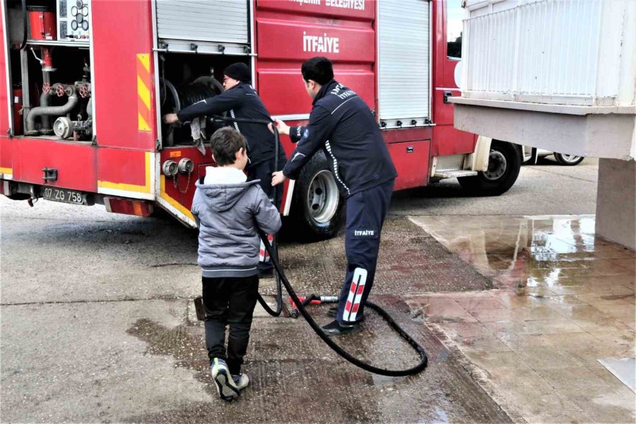 Önce Odunlukta Çıkan Yangını Söndürdü, Sonra Çocuklara Eğitim Verdi