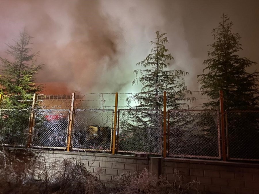 Fabrika Bahçesindeki Atık Kablolar Yandı