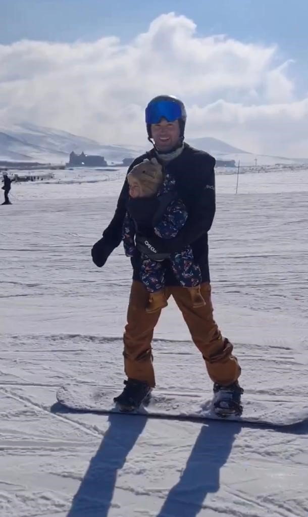 Kayak Yapan Kuzey Bebeğin Hayret Dolu Bakışları
