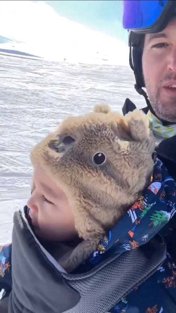 Kayak Yapan Kuzey Bebeğin Hayret Dolu Bakışları
