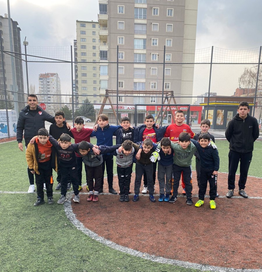 Melikgazi’nin Futbol Kursu İle Çocuklar Daha Verimli Zaman Geçiriyor