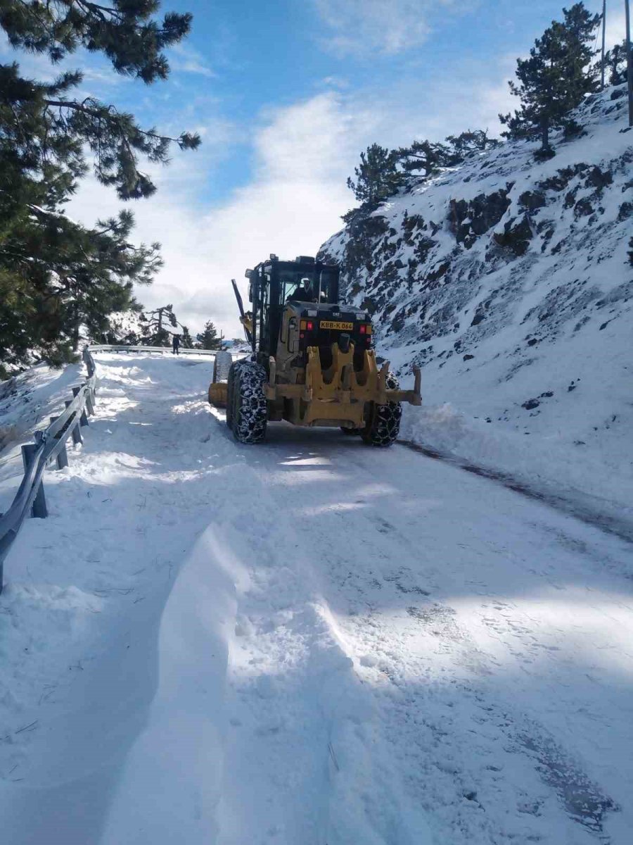 Büyükşehir, 5,5 Saatte 236 Mahalle Yolunu Ulaşıma Açtı, Kapalı Yol Bırakmadı
