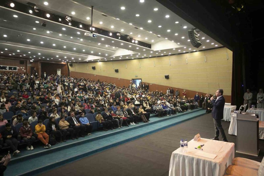 Seçer, Öğrencilerin Yarışma Heyecanına Ortak Oldu