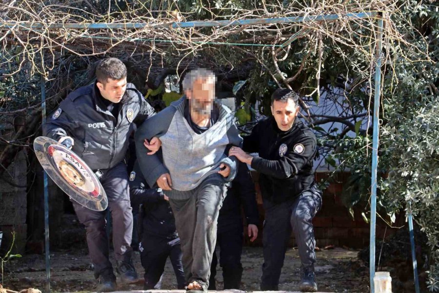 Kendini Odaya Kilitledi, Dışarı Çıkmak İçin Muhtardan "seçim Sandığı" İstedi