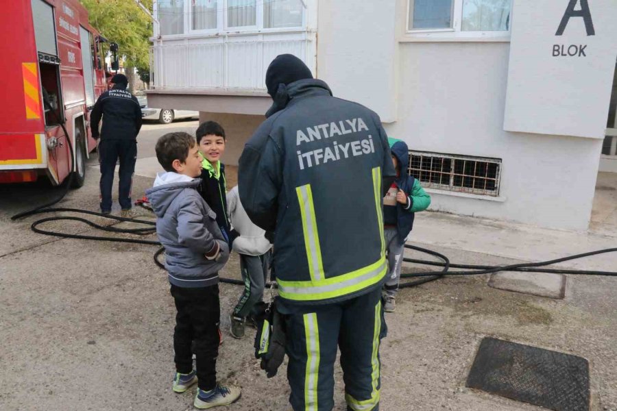Önce Odunlukta Çıkan Yangını Söndürdü, Sonra Çocuklara Eğitim Verdi