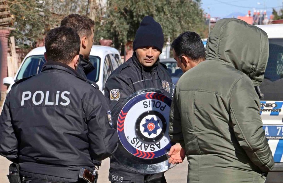 Kendini Odaya Kilitledi, Dışarı Çıkmak İçin Muhtardan "seçim Sandığı" İstedi