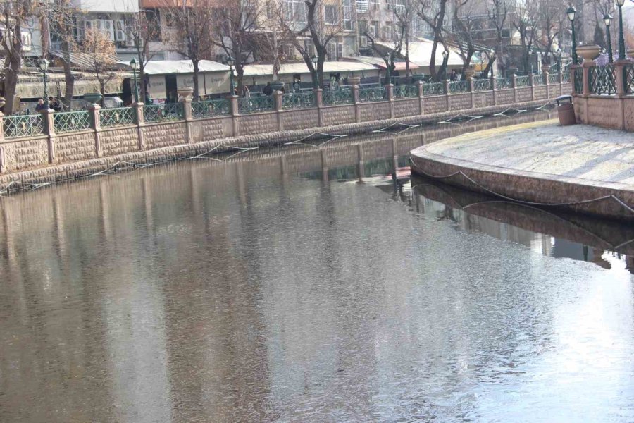 Porsuk Çayı Yüzeyi Buz Tutmaya Başladı