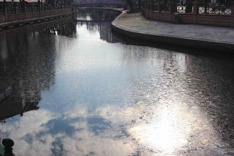 Porsuk Çayı Yüzeyi Buz Tutmaya Başladı