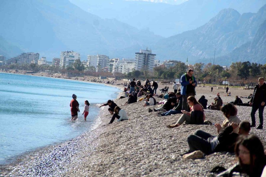 Türkiye’de Kar Soğuk, Antalya’da Deniz Keyfi